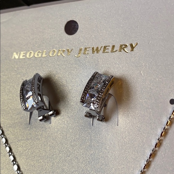 Gorgeous set of Necklace and Earrings with zircon - Picture 4 of 7